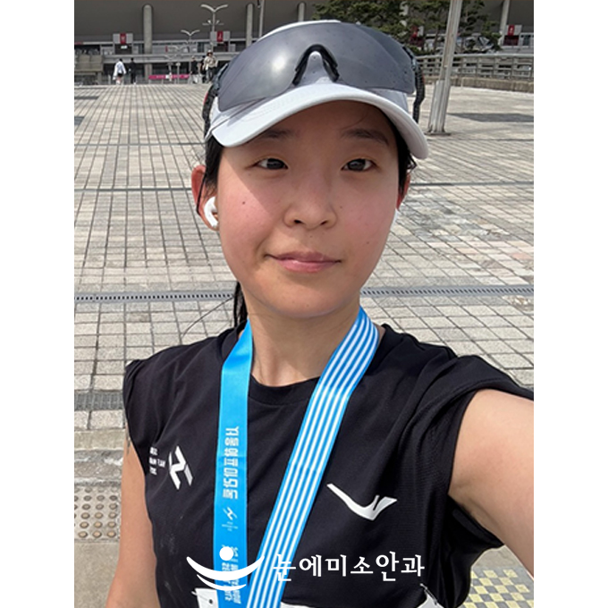 운동할 때 불편하지 않은 점이 가장 만족스럽습니다. 눈을 비벼도 렌즈가 빠질일이 없고 안경을 가지고 다니지 않아도 되서 편했습니다. 겨울에는 스키나 보드, 여름에는 수영할 때 너무 편합니다.